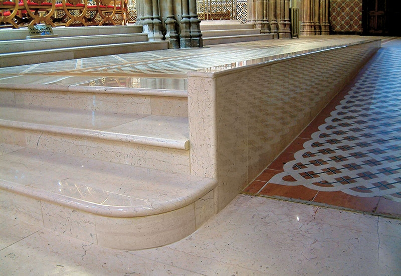 Gradini dell'altare di una chiesa in Trani Fiorito