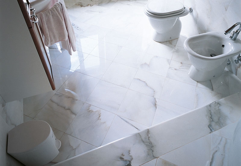 Pavimento e rivestimento del bagno in marmo Calacatta lucido