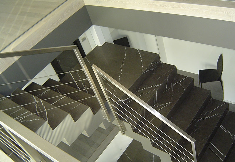 Scala interna in Pietra Grey con parapetto in acciaio
