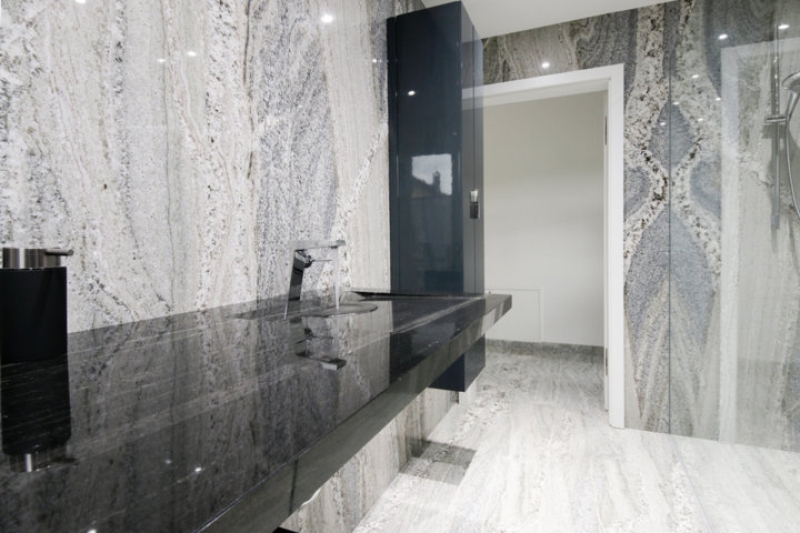 Top bagno in granito con parete rivestita in lastre